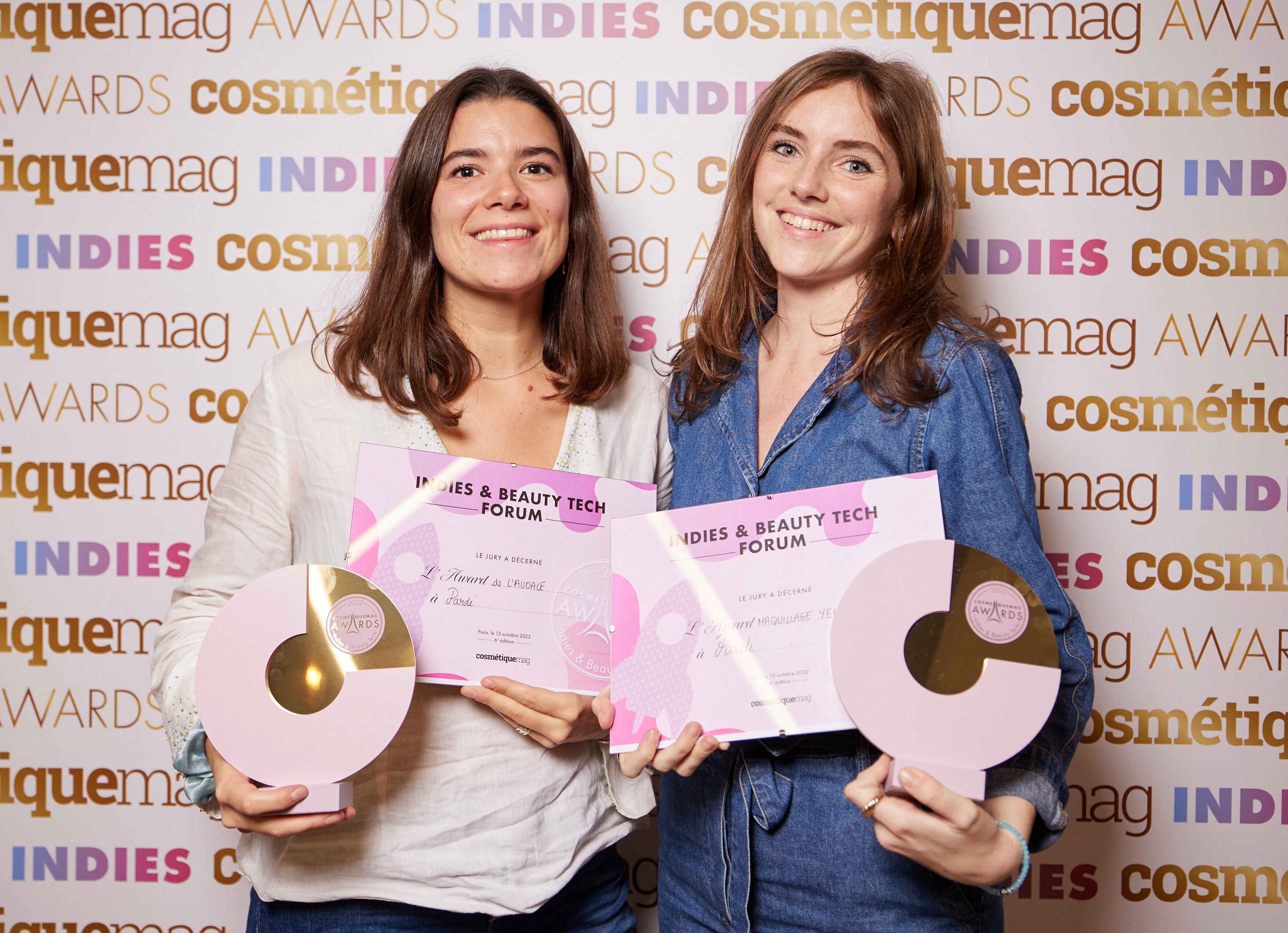 Léa et Julie de Pardi avec leurs prix d'argent et d'audace au forum indies du cosmetiquemag