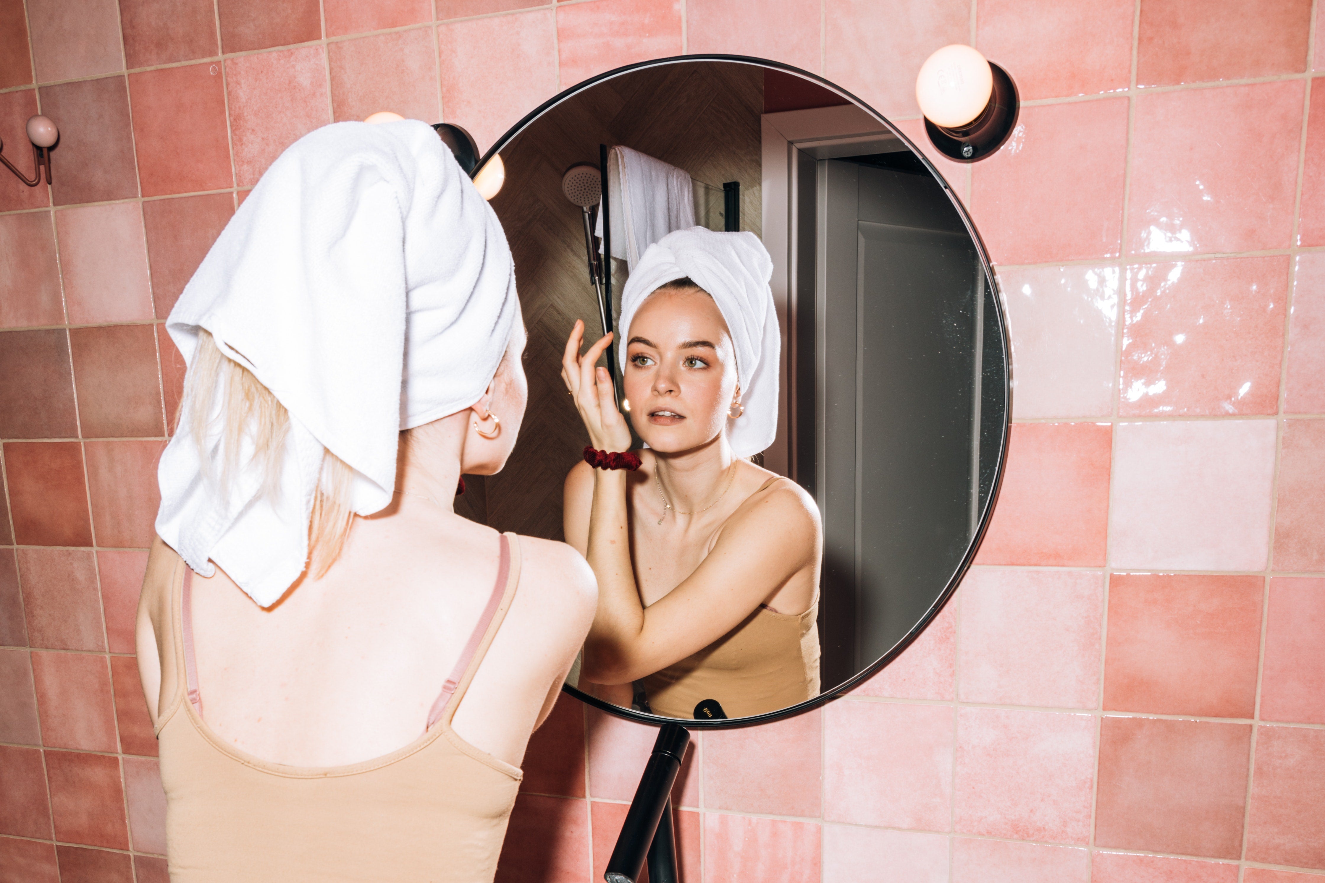 Jeune femme routine skin care gymnastique faciale salle de bain moment bien-être Pardi